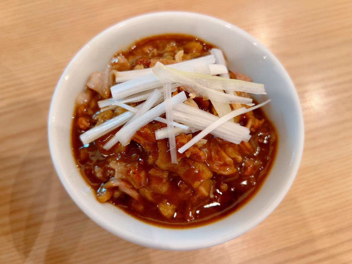 「小麦と肉 桃の木」の生姜カレーテール丼