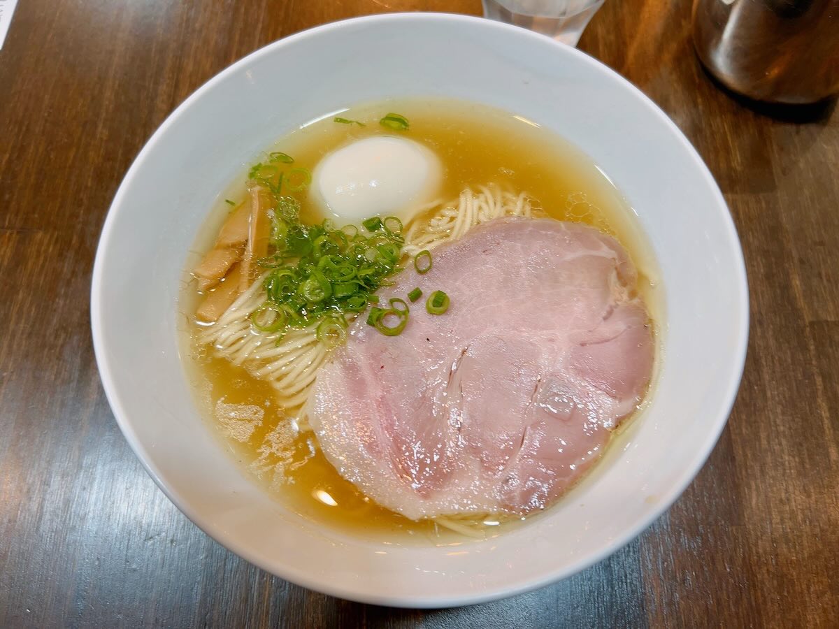 「しおらーめん進化 本店」のしお味玉らーめん