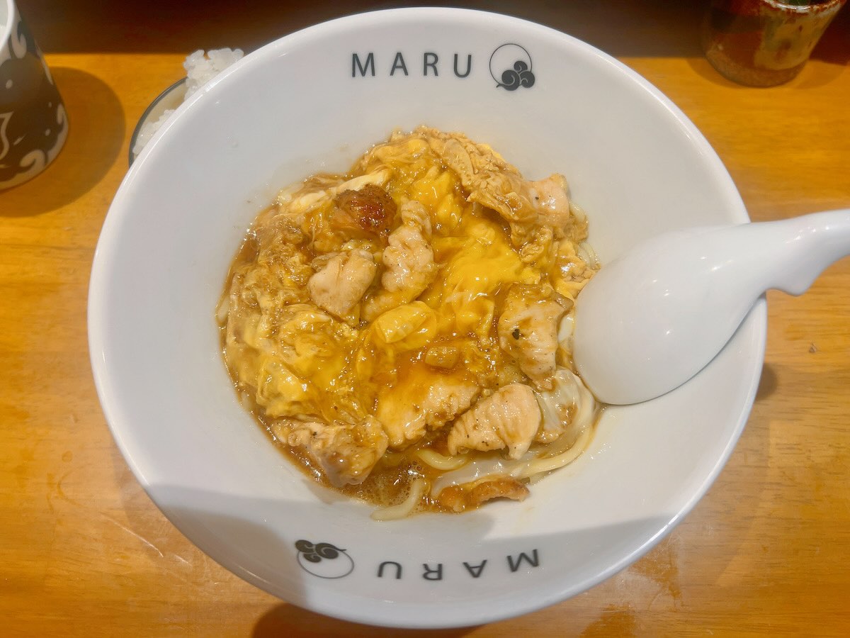 「炭火焼 MARU」の天草大王の炭火親子麺