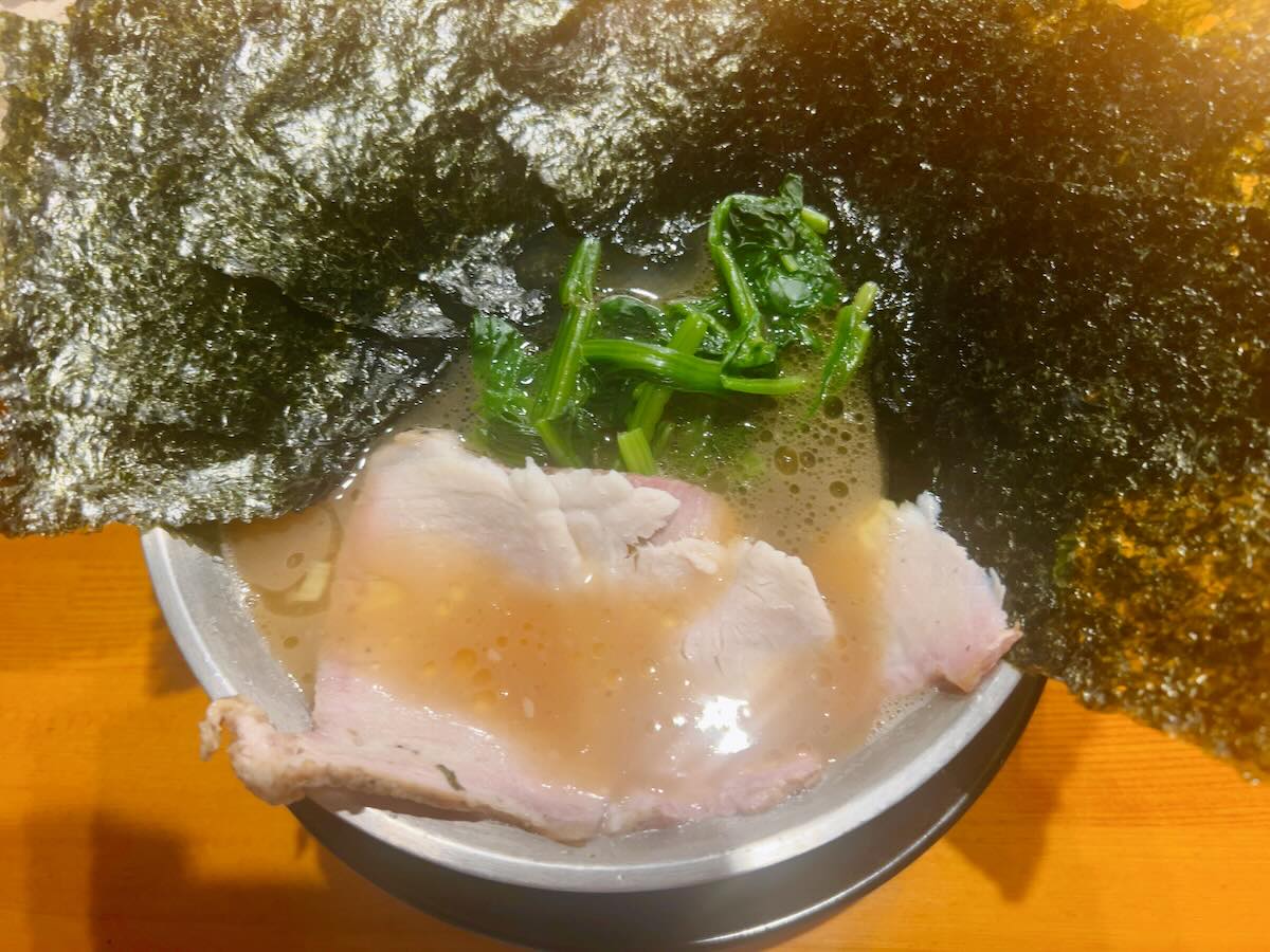 「鶴一家 neo」のラーメン