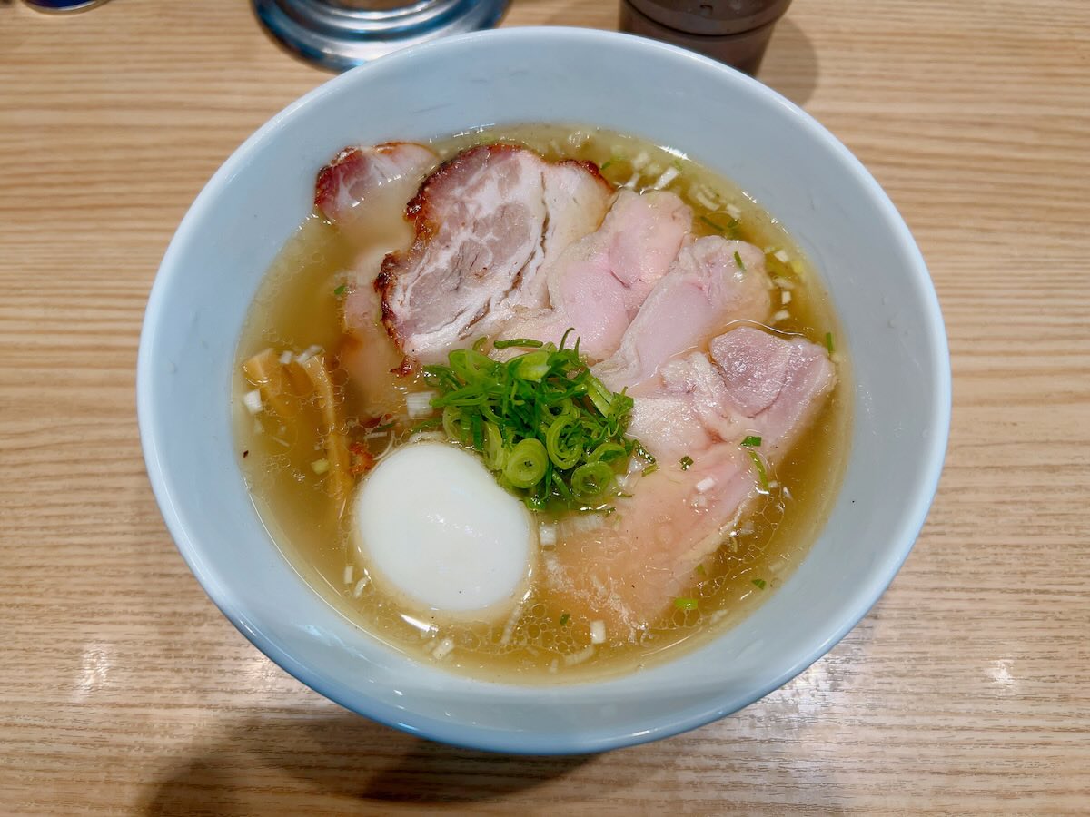 「しおらーめん進化 本店」のしお全部のせらーめん