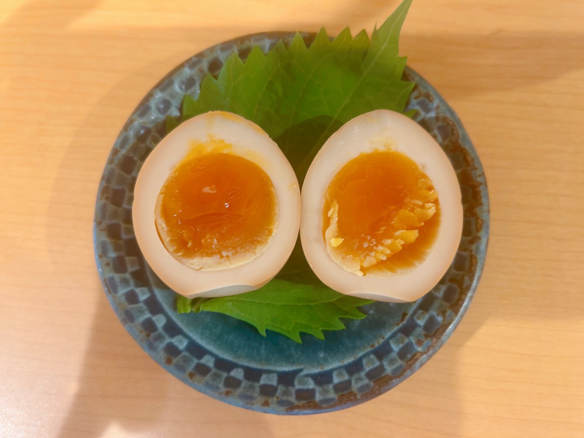 「麺処 富士松」の燻製たまご