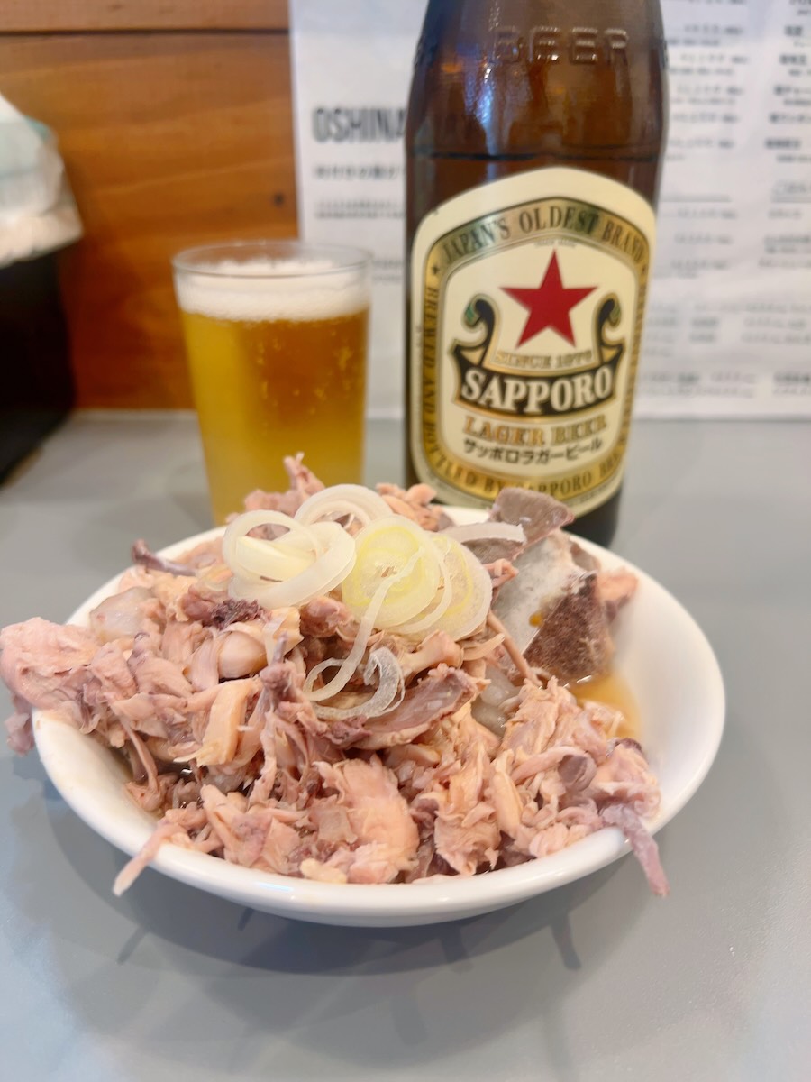 「アサガキタ」のビール中瓶（ラガー赤星）、肉付き鶏ガラ